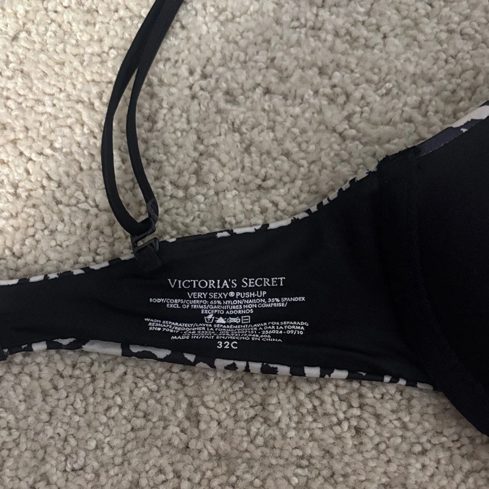 Victoria's Secret Leopard Print Bra in Black and Cream - Picture 2 of 2